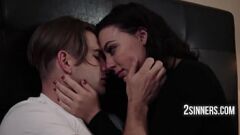 Играть Миниатюрную неверную жену с пирсингом начиняют большим членом черноволосого ебаря