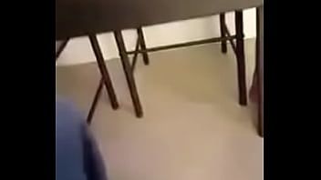Afspelen Guy filmt upskirt meisje zonder ondergoed