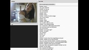 Riproduci Splendida adolescente dal corpo perfetto che lampeggia in chat di sesso