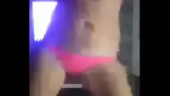 Putar Gadis Turki menari dengan bikini dan menunjukkan payudaranya