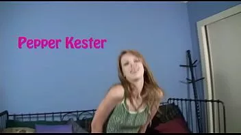 Reproduzir Solo de Pepper Kester com brinquedos