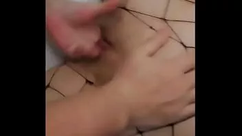 Redare O femeie cu aspect înalt de nouă puncte, care le-a cerut fanilor să facă sex offline, în ciorapi grid, a fost introdusă violent de fani. fata curata, pasarica delicata