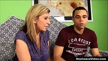 Redare Blonde mature uimitoare se trag cu un negru pe canapea