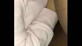 Jouer Jouer avec la chatte de sa femme avec un nouveau jouet