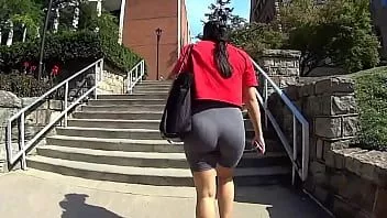 Jouer Bubble butt cul rond juteux en short