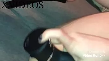 Jouer Une adolescente en talons hauts sexy utilise son gode à 3 voies