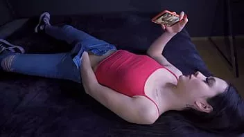 Redare O tânără frumoasă se uită la porno și se masturbează - masturbare cu camera ascunsă reală / orgasm feminin real