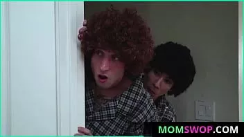 play Momswop.com बिस्तर के बाद सौतेली माँ की अदला-बदली करने वाले सोए हुए बेटे (लेक्सी लूना, बेला रॉसी, कोडी कार्टर, डेविड ली XXX)