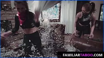 Riproduci Familiartaboo.com | sorellastre anarchiche che soddisfano i loro impulsi | paige owens, neve skylar
