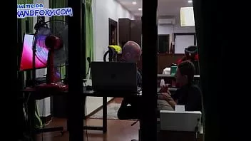 play Karşı ofiste motive etmesini bilir! iş arkadaşı, işi daha iyi motive etmek için aletini emer. pencere önünde seks yaparken perdeleri kapatın