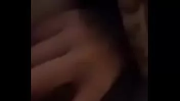 Abspielen Teen spielt mit ihren Titten auf ameporn
