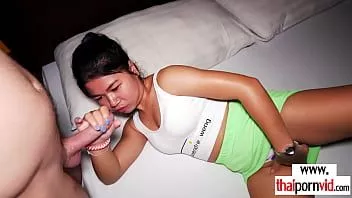 Putar Jelek berwajah amatir thai remaja bargirl apel kacau oleh ayam putih besar