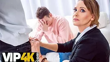Riproduci Tutor4k. lo stallone fortunato riesce a trapanare un tutor maturo davanti al suo amico