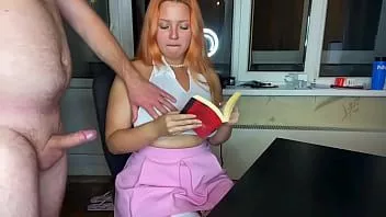 Abspielen Rothaarige Hure saugt gerne, anstatt zu lesen