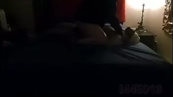 Jouer Je l'ai giflé alors qu'il chevauchait sa bite et l'a fait casser fort