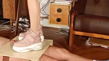 Jouer Coq t. esclave avec de jolies bottes roses pt2 hd