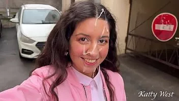 play Manis meniduri saudara tirinya, mendapat air mani di wajahnya dan berjalan-jalan tanpa mencuci muka