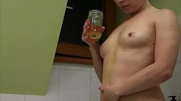 Reproduzir A mãe gostosa adora tomar banho sabendo que o enteado está olhando para ela.