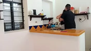 Jouer La sécurité du bâtiment entre dans ma maison, je ne peux pas contenir cette envie et il m'a laissé baiser