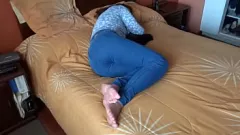 Reproduzir Sexy Latina MILF acorda com uma punheta e uma enorme gozada em seus peitos grandes