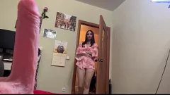 Reproduzir Estranha morena peituda é pega se masturbando e o leva para o quarto dela