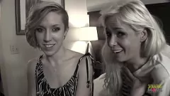 Reproduzir Garanhão negro dá à loira tatuada e sua amiga um trio hardcore