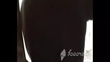Jouer Elle devient excitée en regardant la séance photo