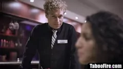 Reproducir MILF de pelo masticable engaña a su marido con una intensa garganta profunda y una follada estilo perrito