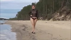 play Grandes Mamas MILF em Meias Pisca Buceta na Praia
