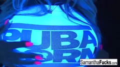 play Samantha Saint's Black Light Solo - cipka, piersi i duże cycki odsłonięte