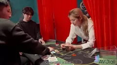 play 带有大山雀的台湾金发女郎在Doggystyle中获得铁杆