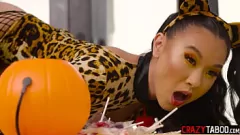 Jouer Remplissez une chatte adolescente serrée de bonbons et regardez-la gémir