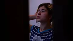 Reproduzir Espiando na minha namorada loira gostosa tomando banho