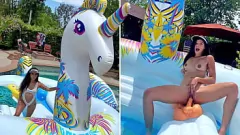 Riproduci La foschia di Harley procace si bagna e si bagna con dildo su unicorno gonfiabile