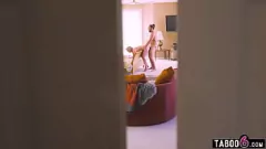 Oynat Kaba Üveydad Busty Milf Mom Dee Williams, Hardcore karşılaşma için büyük horoz verir